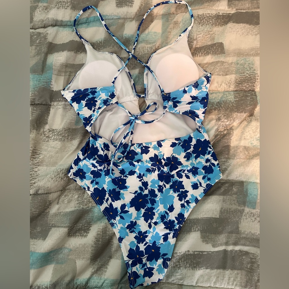 Floral Pattern Swimsuit - Picture 2 of 4